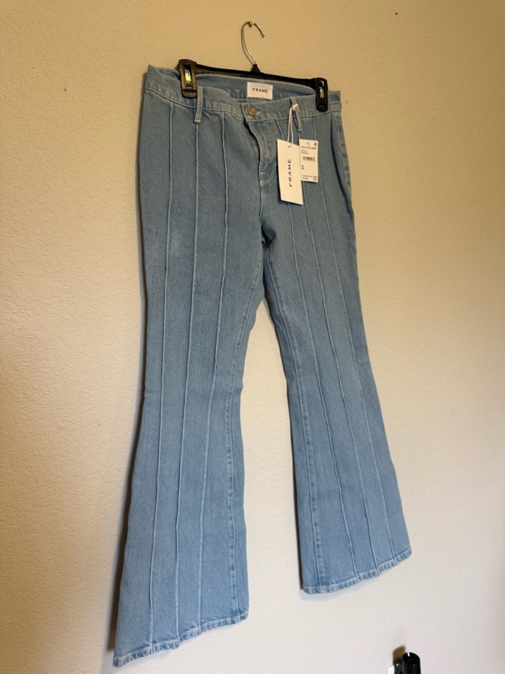 FRAME | The Pintuck Low-Rise Seamed Cropped Flare Jeans - 29
